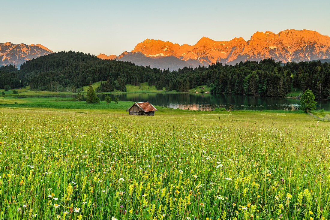 Geroldsee See gegen Karwendelgebirge bei Sonnenuntergang, Klais, Werdenfelser Land, Oberbayern, Deutschland, Europa