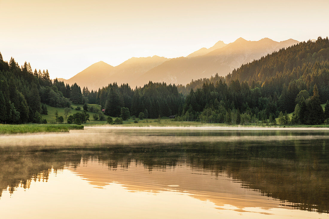 Geroldsee See gegen Karwendelgebirge bei Sonnenaufgang, Klais, Werdenfelser Land, Oberbayern, Deutschland, Europa