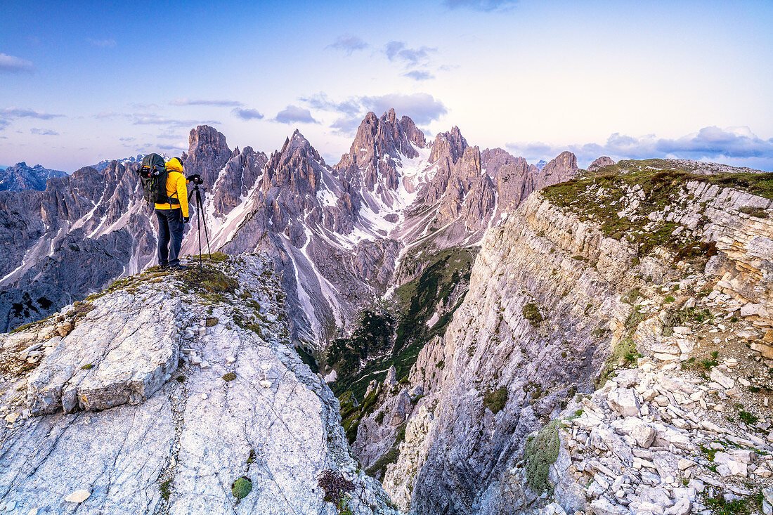 Mann oben auf Felsen, die Cadini di Misurina bei Sonnenaufgang, Dolomiten, Provinz Belluno, Venetien, Italien, Europa fotografieren