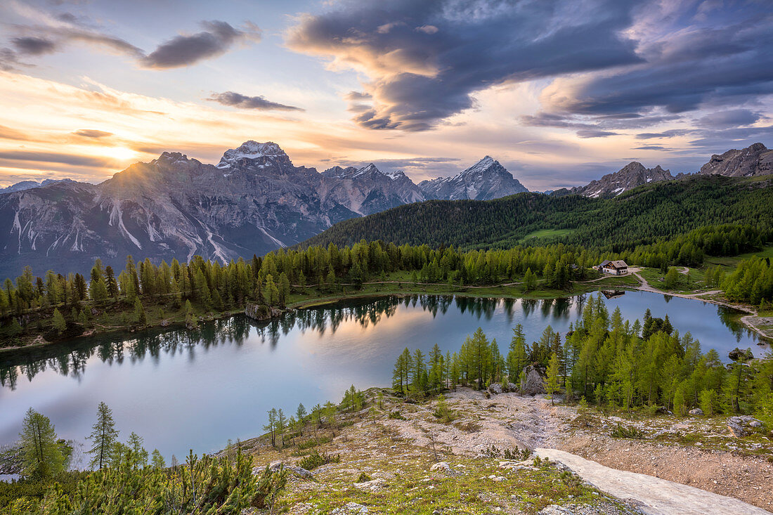 Rifugio Croda da Lago und Federa-See bei Sonnenuntergang mit Antelao und Sorapiss im Hintergrund, Ampezzodolomiten, Venetien, Italien, Europa