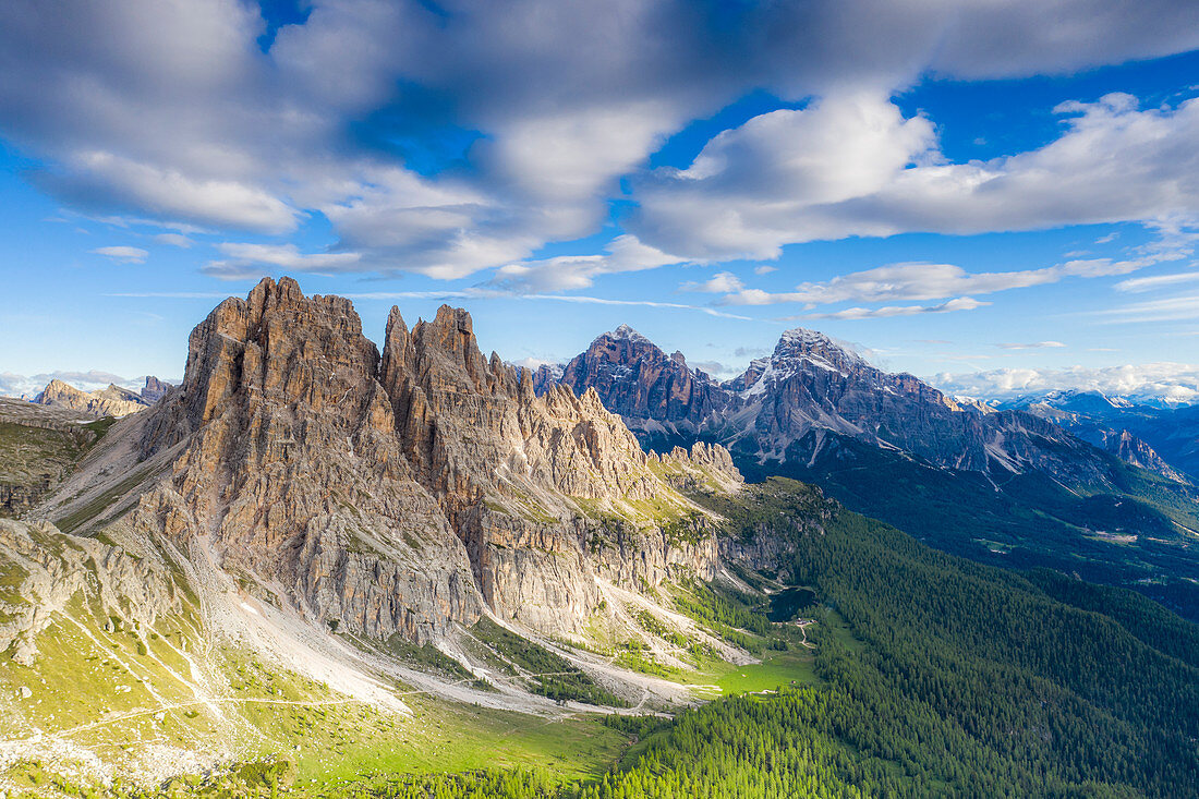 Wolken über Cima Ambrizzola, Tofane und Federa See umgeben von Wäldern, Dolomiten, Cortina d'Ampezzo, Venetien, Italien, Europa