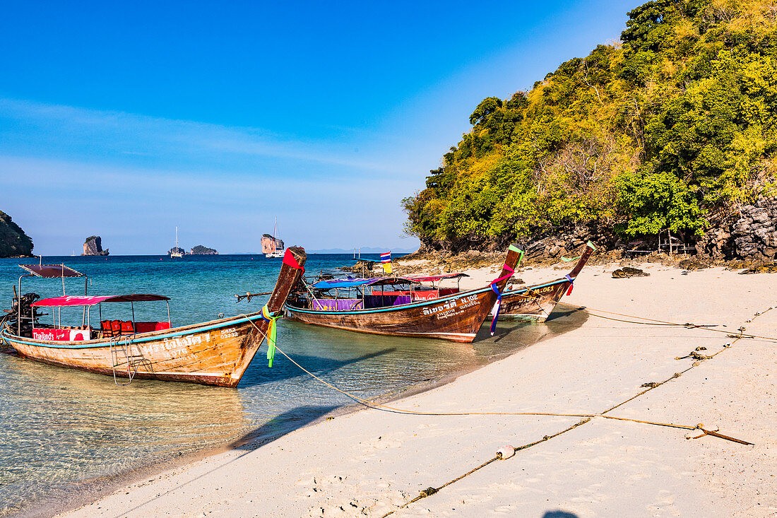 Longtail-Boote auf Tup Island, Provinz Krabi, Thailand, Südostasien, Asien