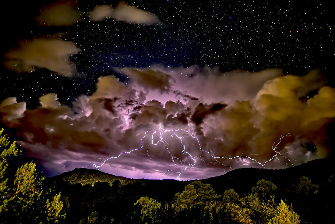 Ein Sturm, der sich Sullivan Butte im Chino-Tal bei Nacht mit einem Sternenhimmel oben, Arizona, Vereinigte Staaten von Amerika, Nordamerika nähert