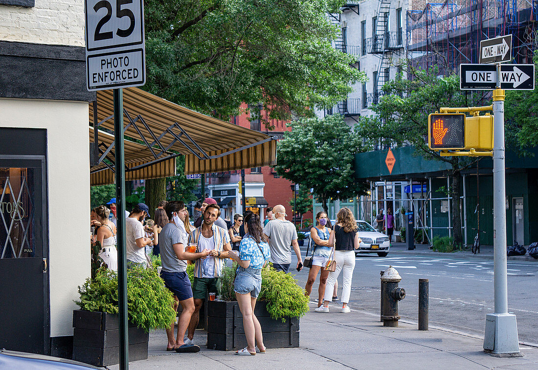 Gruppe von Menschen versammelte sich auf dem Bürgersteig vor dem Restaurant, New York City, New York, USA