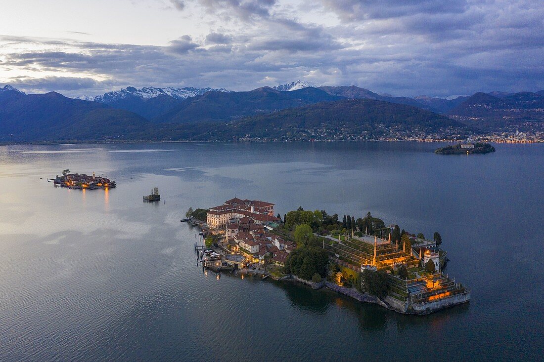 Luftaufnahme von Isola Bella und Isola dei Pescatori in der Abenddämmerung, Lago Maggiore, Provinz Verbano Cusio Ossola, Piemont, Italien, Europa