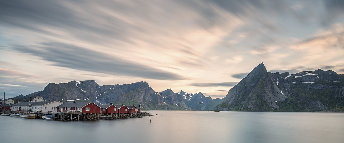 Langzeitbelichtung in der Bucht von Hamnøy, Moskenes, Nordland County, Lofoten, Nordnorwegen, Europa