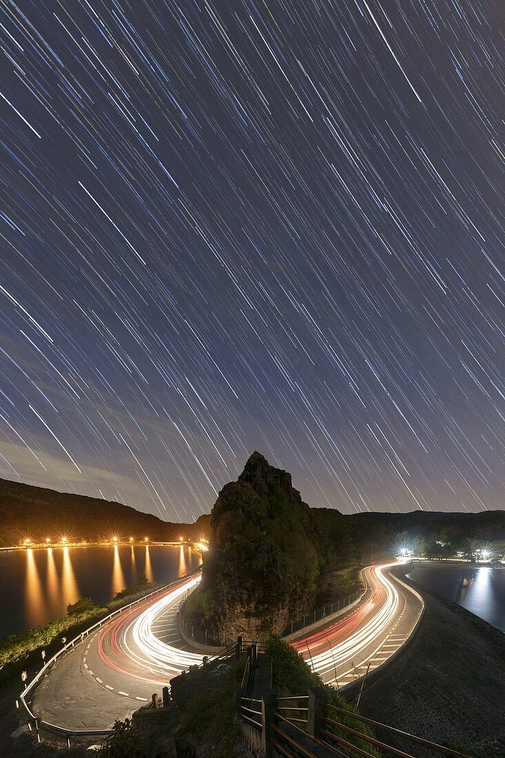 Sterne und Autospuren wirken sich auf das Denkmal von Captain Matthew Flinders, Distrikt Black River, Mauritius, Indischer Ozean, Afrika aus