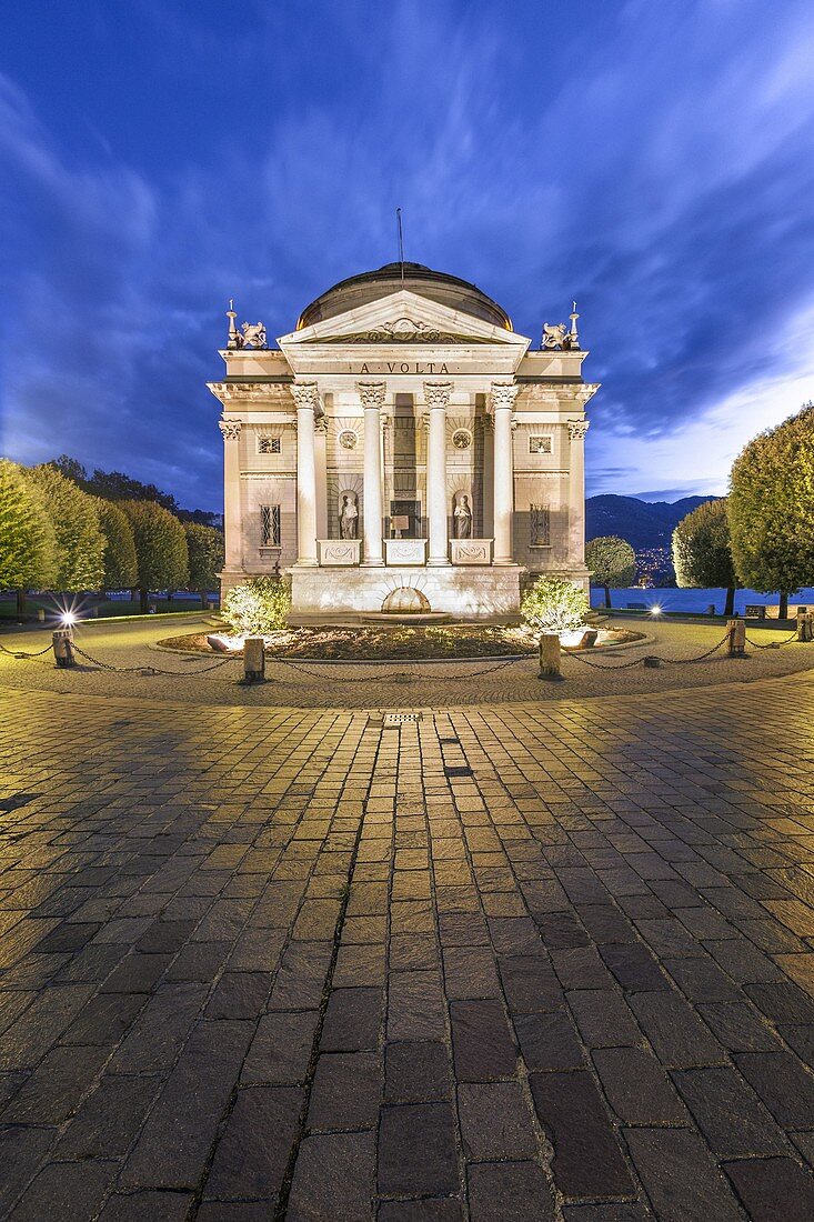 Volta Tempel, ein Denkmal, das der Erinnerung an Alessandro Volta gewidmet ist, beleuchtet im Morgengrauen, Como Stadt, Comer See, Lombardei, Italien, Europa