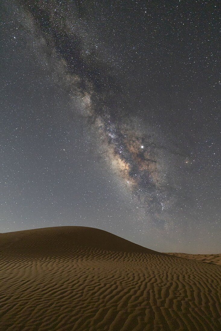 Die Milchstraße über die Sanddünen, Sahara-Wüste, Tunesien, Nordafrika.