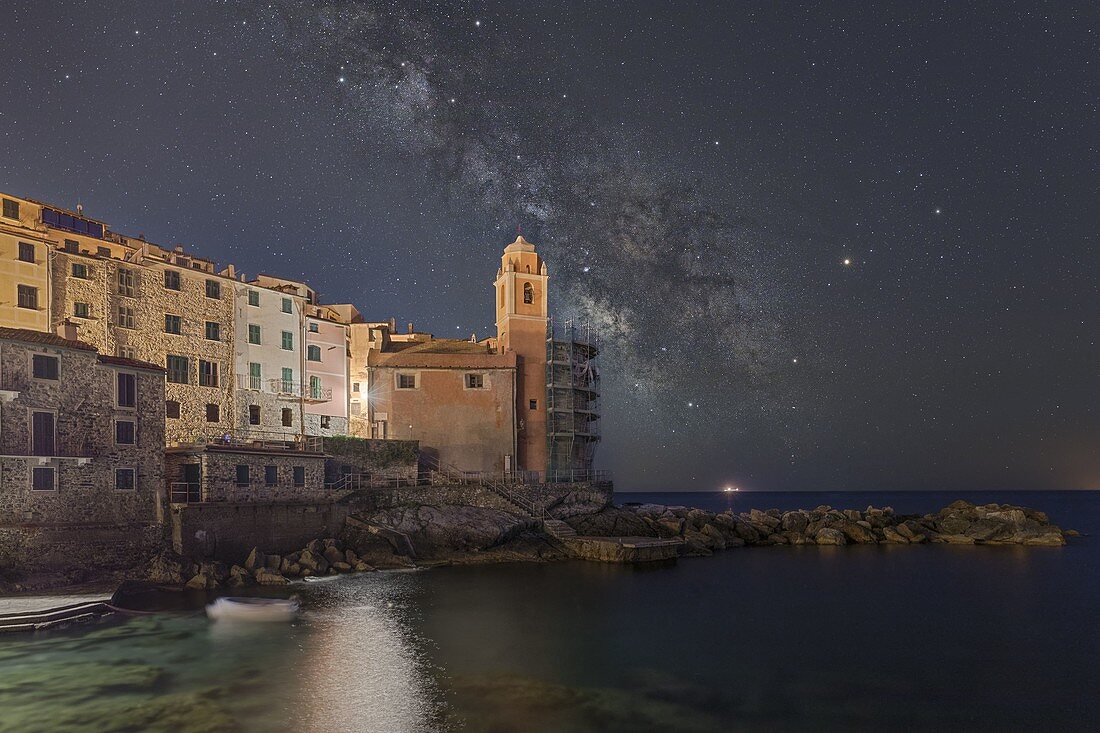 Die Milchstraße beleuchtet den Himmel in Sommernächten über der Kirche San Giorgio in Tellaro, Gemeinde Lerici, Provinz La Spezia, Distrikt Ligurien, Italien, Europa