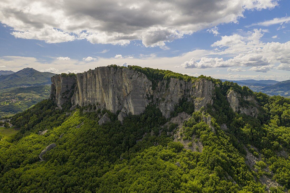 Drohnen-Luftbild der Pietra di Bismantova im Nationalpark des toskanisch-emilianischen Apennins, Gemeinde Castelnovo nè Monti, Provinz Reggio Emilia, Bezirk Emilia Romagna, Italien, Europa