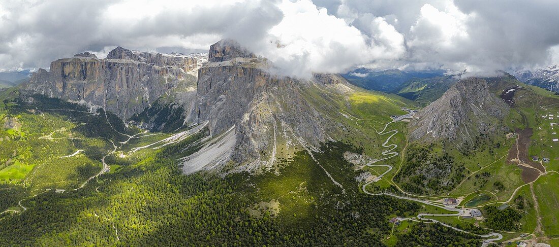 Drohnen-Luftaufnahme des Pordoi-Passes während eines Sommertages, Fassa-Tal, Dolomiti, Gemeinde Canazei, Provinz Trient, Trentino-Südtirol, Italien, Europa