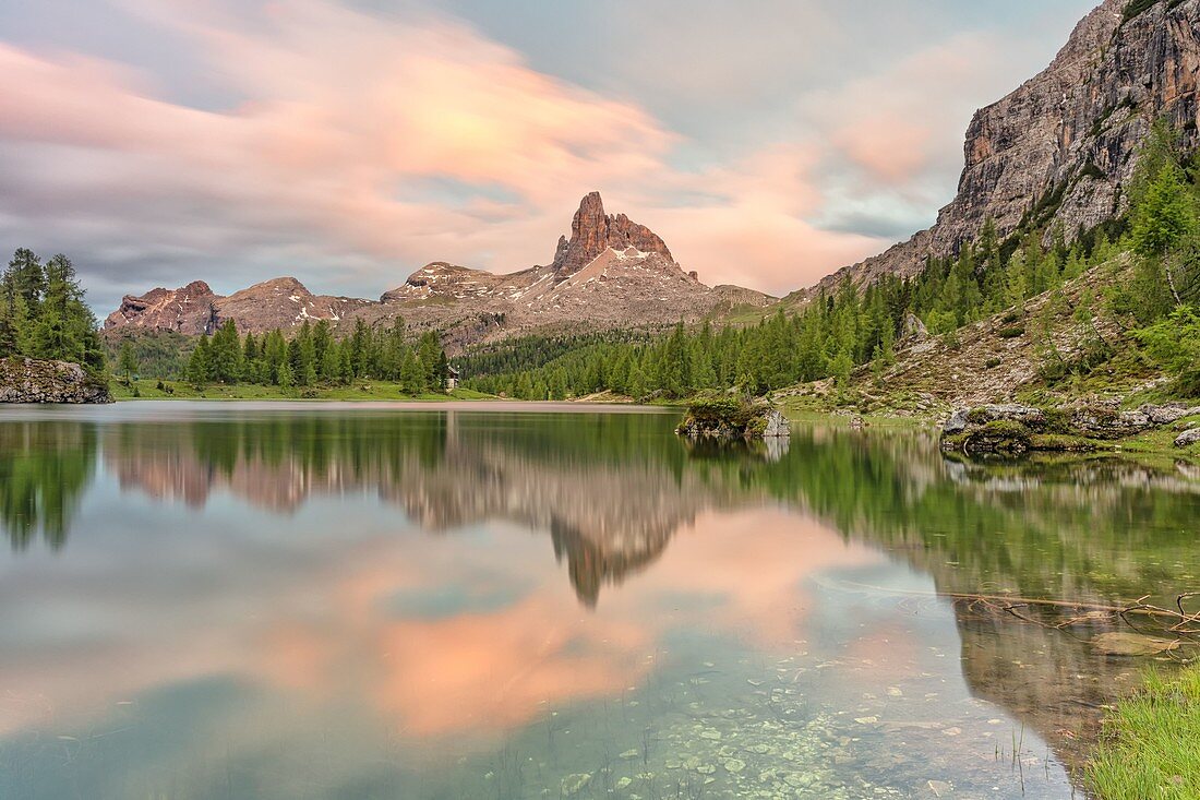 Der Becco di Mezzodi-Berg spiegelt sich im Federa-See während eines farbigen Sommersonnenuntergangs, Dolomiten, Gemeinde Cortina d'Ampezzo, Provinz Belluno, Distrikt Venetien, Italien, Europa, wider