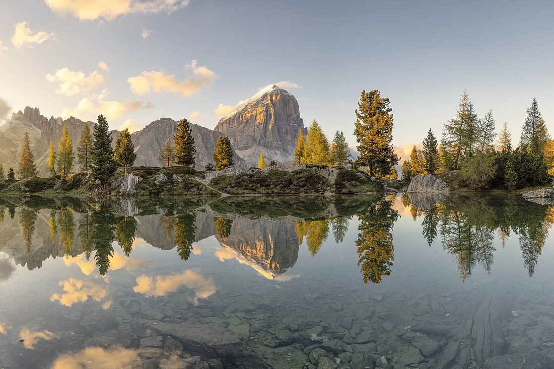 Die Tofana de Rozes spiegelt sich im klaren Wasser des Limidensees in einem Sommersonnenuntergang wider. Dolomiten, Gemeinde Cortina d'Ampezzo, Provinz Belluno, Distrikt Venetien, Italien, Europa