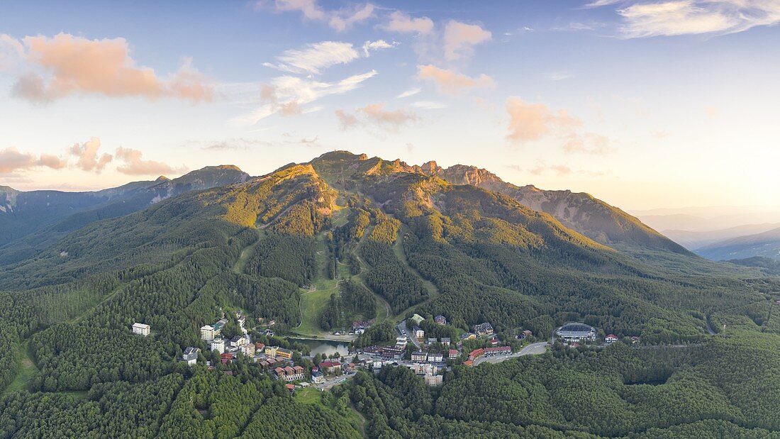 Panorama-Luftaufnahme von Cerreto Laghi im Sommer, ein berühmtes Touristenziel im toskanisch-emilianischen Apennin-Nationalpark, Gemeinde Ventasso, Provinz Reggio Emilia, Bezirk Emilia Romagna, Italien, Europa