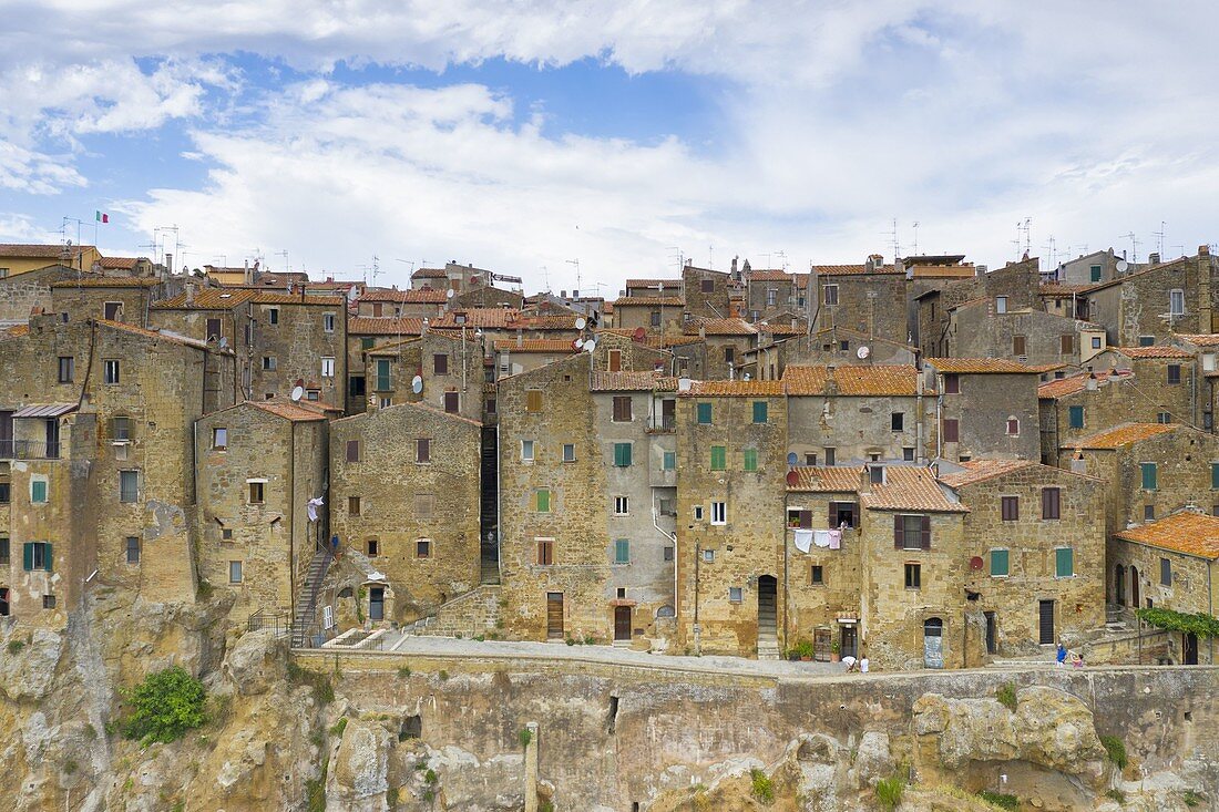 Drohnen-Luftaufnahme des alten Dorfes von Pitigliano in der Sommerzeit, Provinz Grosseto, Toskana, Italien, Europa