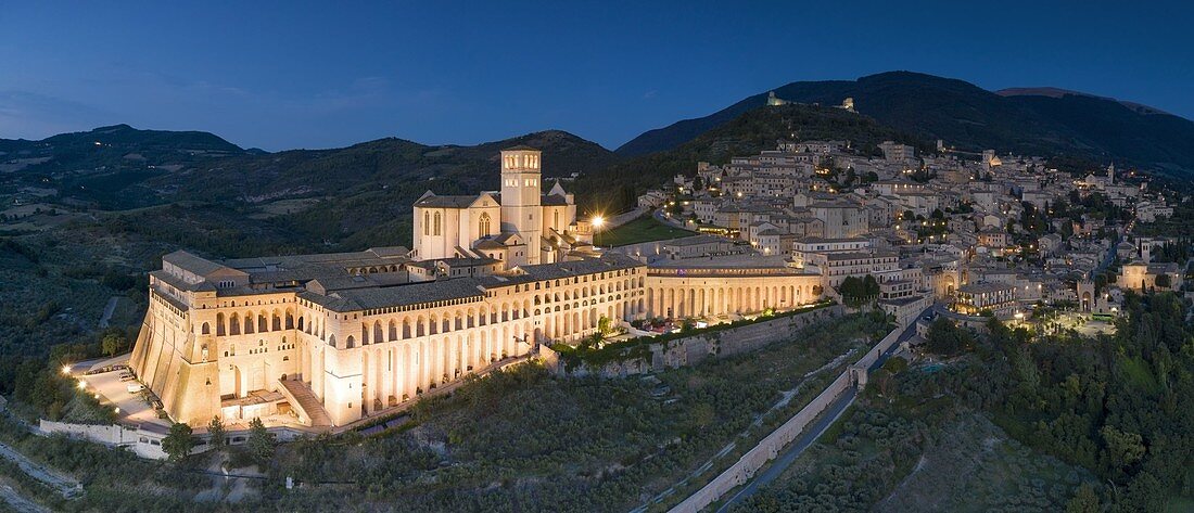 Luftaufnahme zur blauen Stunde der Basilika von San Francesco, während eines Sommertages, Gemeinde von Assisi, Provinz Perugia, Umbrienbezirk, Italien, Europa