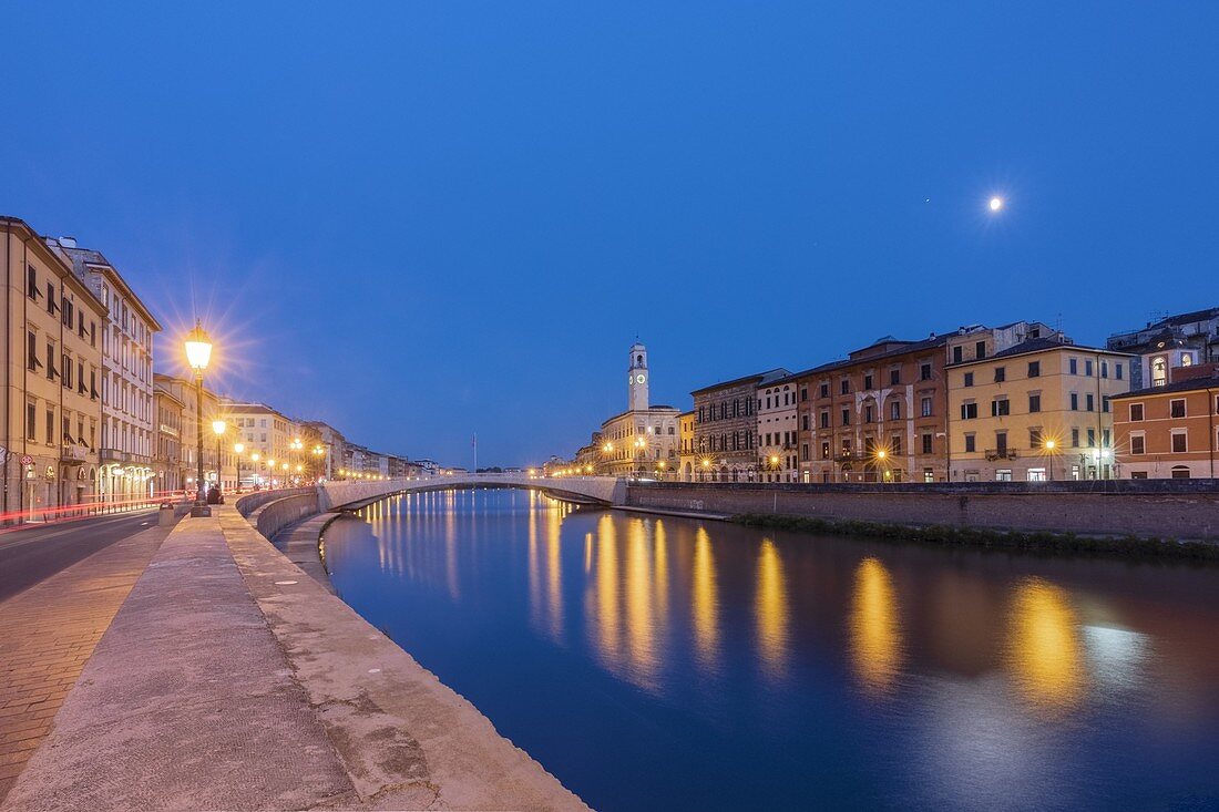 Der Arno durchquert die Stadt Pisa, während der Mond am Himmel einer Sommernacht aufgeht, Gemeinde Pisa, Provinz Pisa, Toskana, Italien, Europa