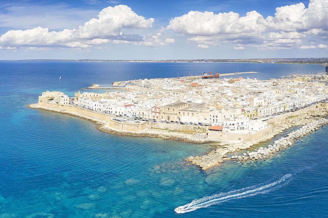 Luftaufnahme des Stadtzentrums von Gallipoli in der Sommerzeit, lokalisiert entlang der ionischen Küste, Gemeinde Gallipoli, Provinz Lecce, Bezirk Apulien, Italien, Europa