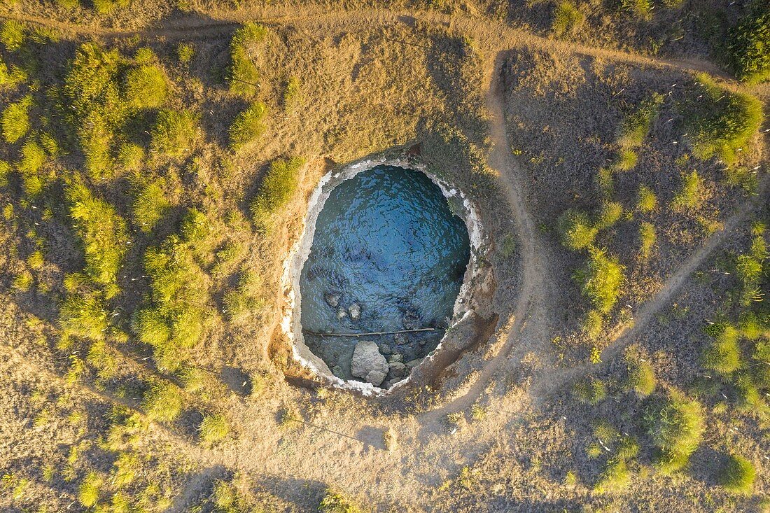 Luftaufnahme der Grotta Sfondata, gelegen entlang der Adriaküste nahe Otranto, Gemeinde Otranto, Provinz Lecce, Bezirk Apulien, Italien, Europa