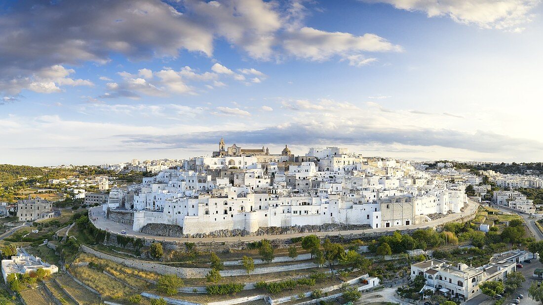 Luftaufnahme von Ostuni, so genannte 'weiße Stadt', während eines Sommersonnenuntergangs, Gemeinde Ostuni, Provinz Brindisi, Bezirk Apulien, Italien, Europa