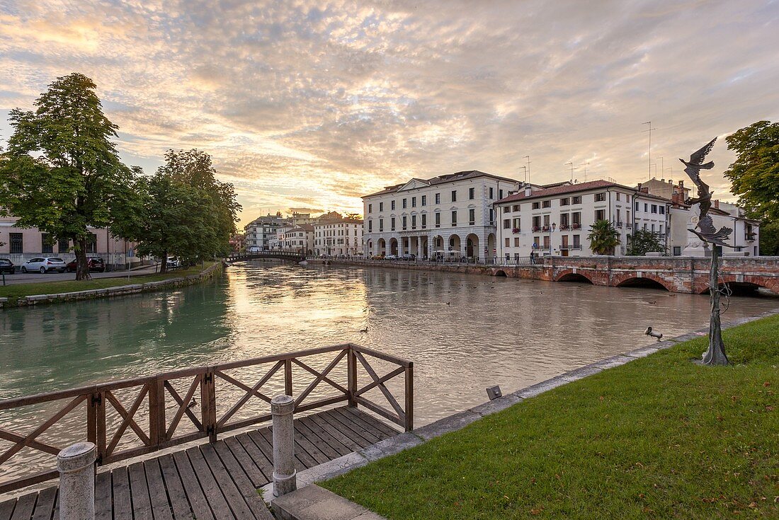 Fluss Sile und Universitätspalast, Riviera Garibaldi, Treviso, Venetien, Italien