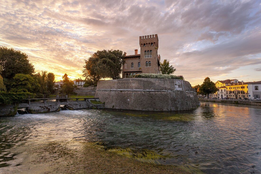 Fluss Sile und Castello Romano bei Sonnenuntergang, Treviso, Venetien, Italien.