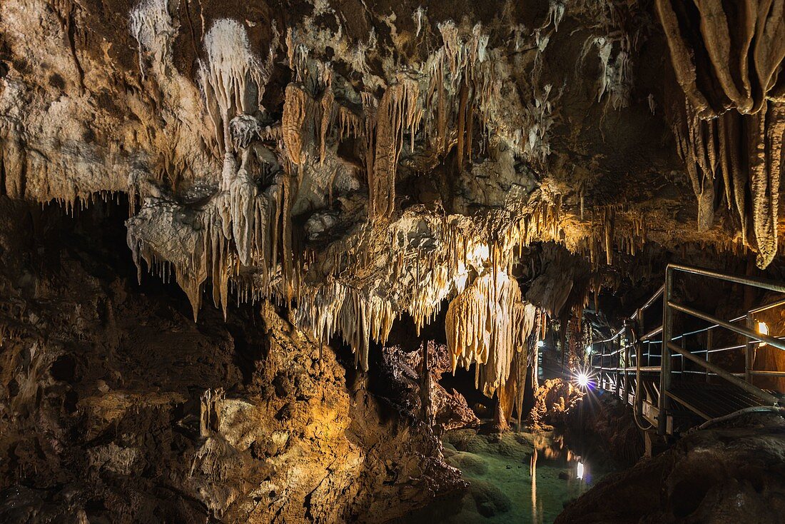 Italien, Sardinien, Sulcis-Iglesiente, Fluminimaggiore. Die Su Mannau Höhle gilt als eine der interessantesten Karsthöhlen Sardiniens.