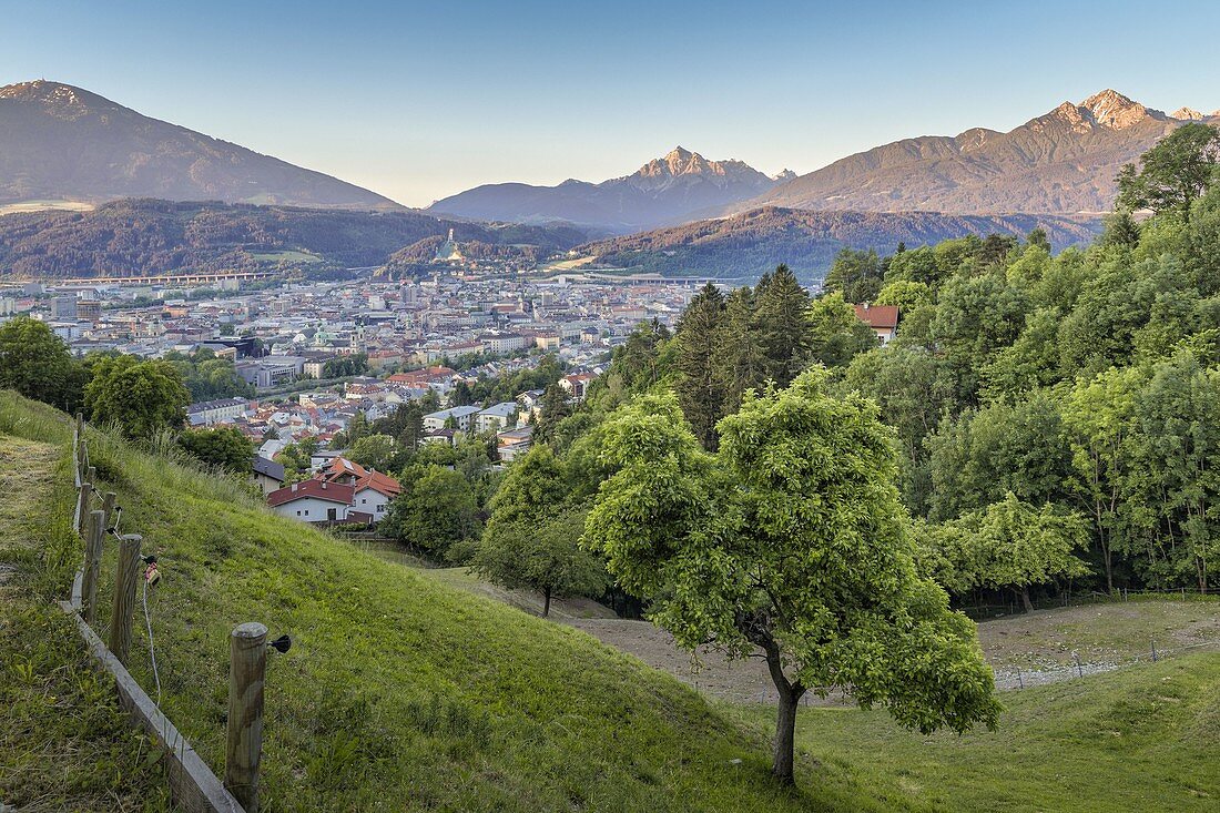 Die Stadt Innsbruck im Morgengrauen mit Patscherkofel und Serles im Hintergrund von der Straße nach Hungerburg, Tirol, Österreich, Europa