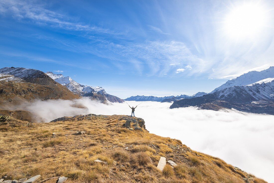 Alpinist im hohen Orco-Tal, Gran Paradiso Nationalpark, Piemont, Graian Alpen, Italienische Alpen, Italien