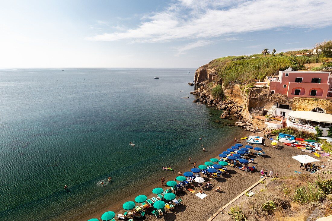 Cala Nave Beach, der wichtigste Strand der Insel Ventotene. Europa, Italien, Latium, Provinz Latina, Insel Ventotene