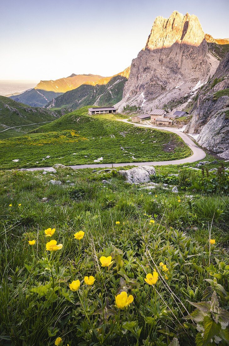 Sonnenuntergang auf einem Gipfel im Grana-Tal mit Bauernhof, Castelmagno, Piemont, Italien