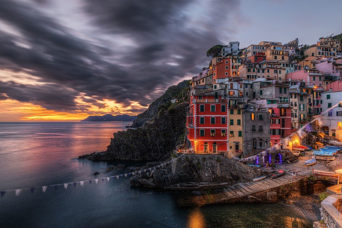 Das erste Abendlicht in Riomaggiore, Cinque Terre, Gemeinde Riomaggiore, Provinz La Spezia, Ligurien, Italien, Europa