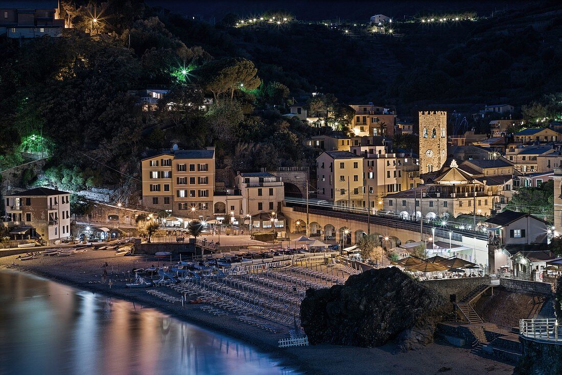 Nacht auf dem Dorf Monterosso al Mare, Nationalpark Cinque Terre, Gemeinde Monterosso al Mare, Provinz La Spezia, Bezirk Ligurien, Italien, Europa