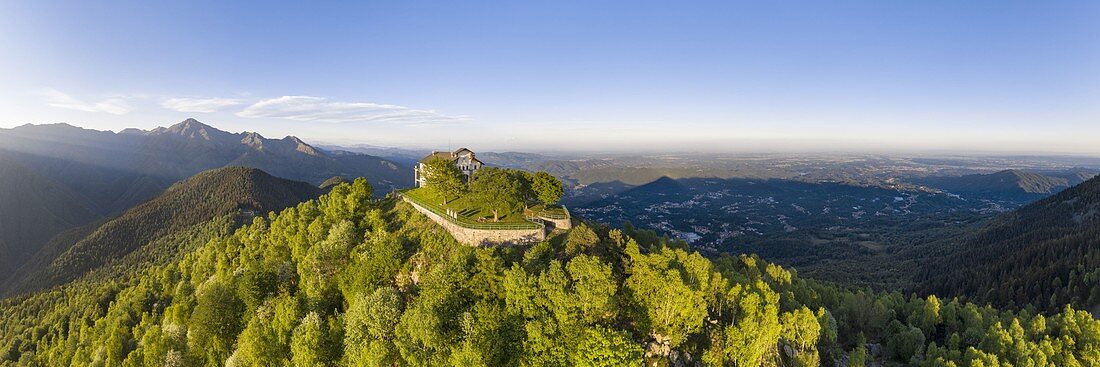 Sonnenaufgang aus dem Heiligtum von San Bernardo im Naturgebiet Oasi Zegna (Valdilana, Provinz Biella, Piemont, Italien, Europa)