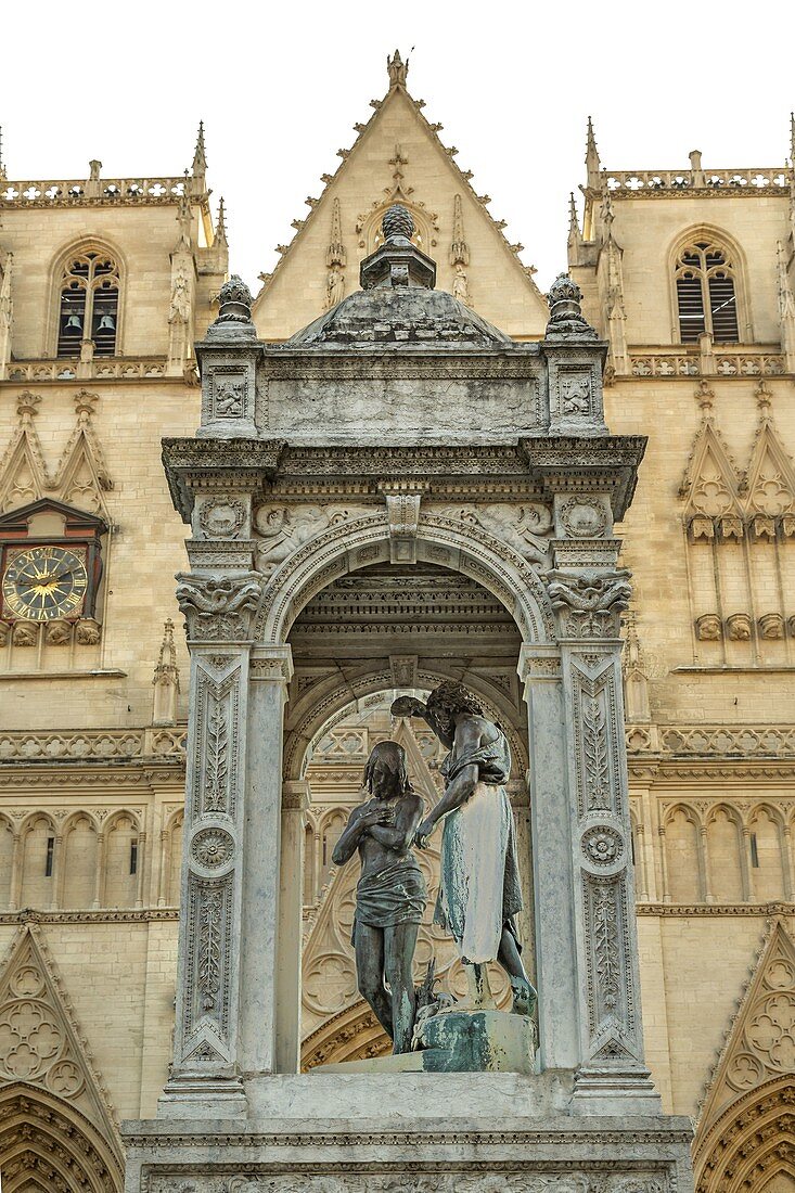 Lyon, Rhône-Alpes, Frankreich. Altes Lyon, der Taufbrunnen am Place Saint-Jean