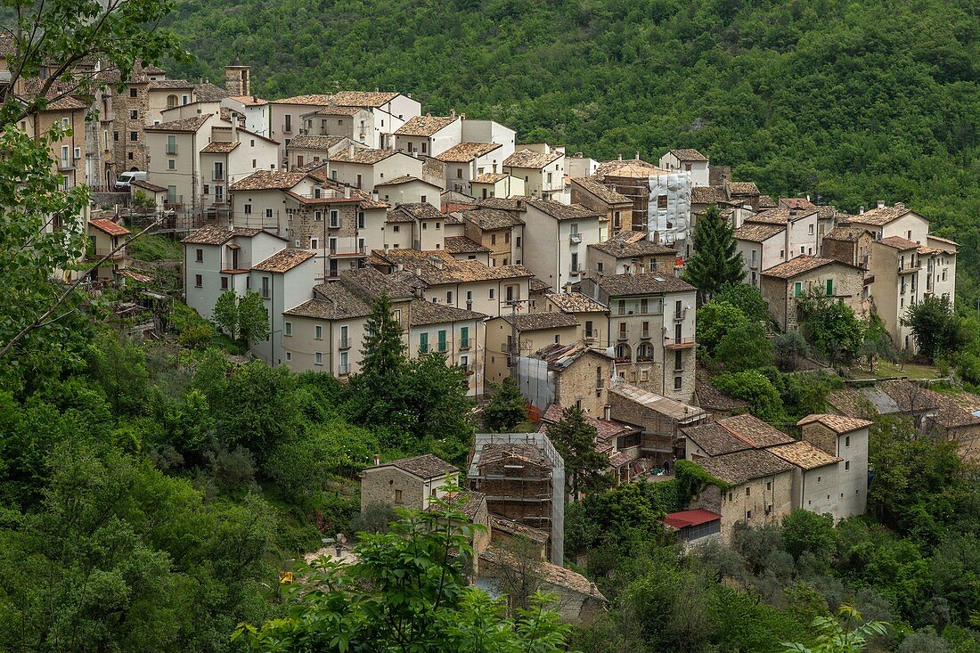 Anversa degli Abruzzen, Abruzzen, Italien. Alte Häuser aneinander gelehnt