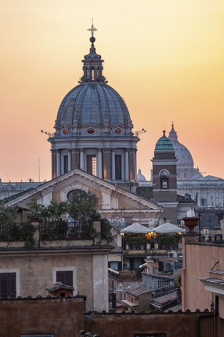 Europa Italien, Latium Region. Kuppeln von Rom bei Sonnenuntergang