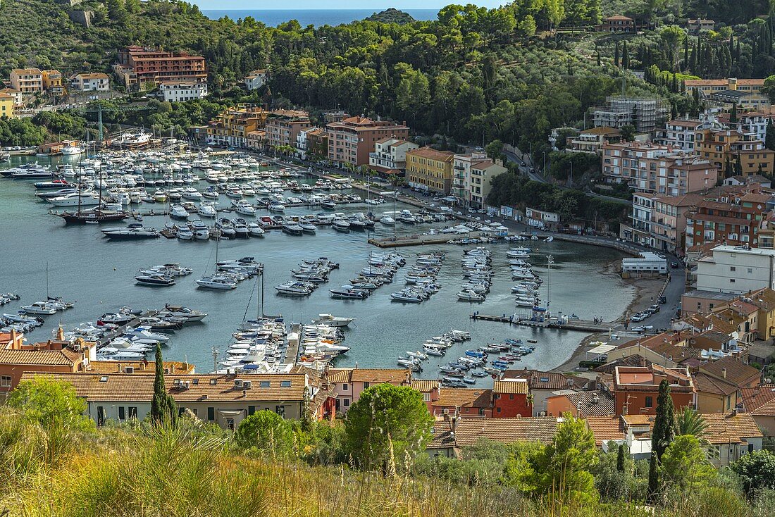 Die Bucht von Porto Ercole von der Festung Filippo aus gesehen. Porto Ercole, Grosseto, Toskana, Italien, Europa