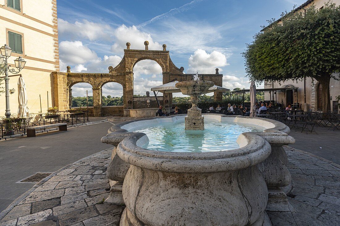 Piazza della Repubblica in Pitigliano. Medici fountain and fountain of the seven spouts. Pitigliano, Grosseto, Tuscany, Italy, Europe