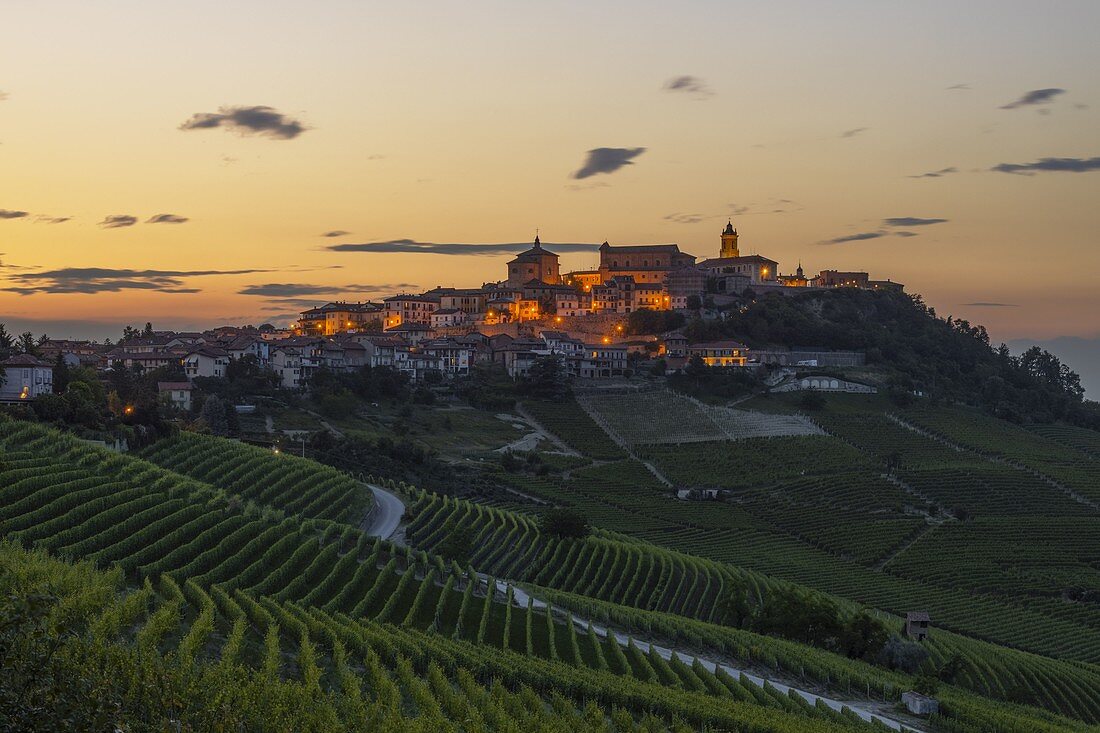 La Morra beleuchtet bei Sonnenuntergang, Cuneo, Langhe e Roero, Piemont, Italien, Südeuropa