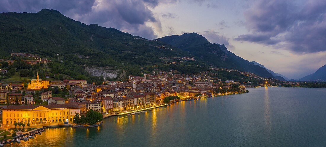 Blaue Stunde bei Lovere beleuchtet, Iseosee, Val Seriana, Bergamo, Lombardei, Italien, Südeuropa