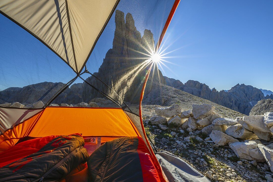 Ein Zelt bei Vajolet Towers bei Sonnenaufgang, Gruppo del Catinaccio, Dolomiti di Gardena, Bozen, Reifen, Trentino Südtirol, Italien, Südeuropa