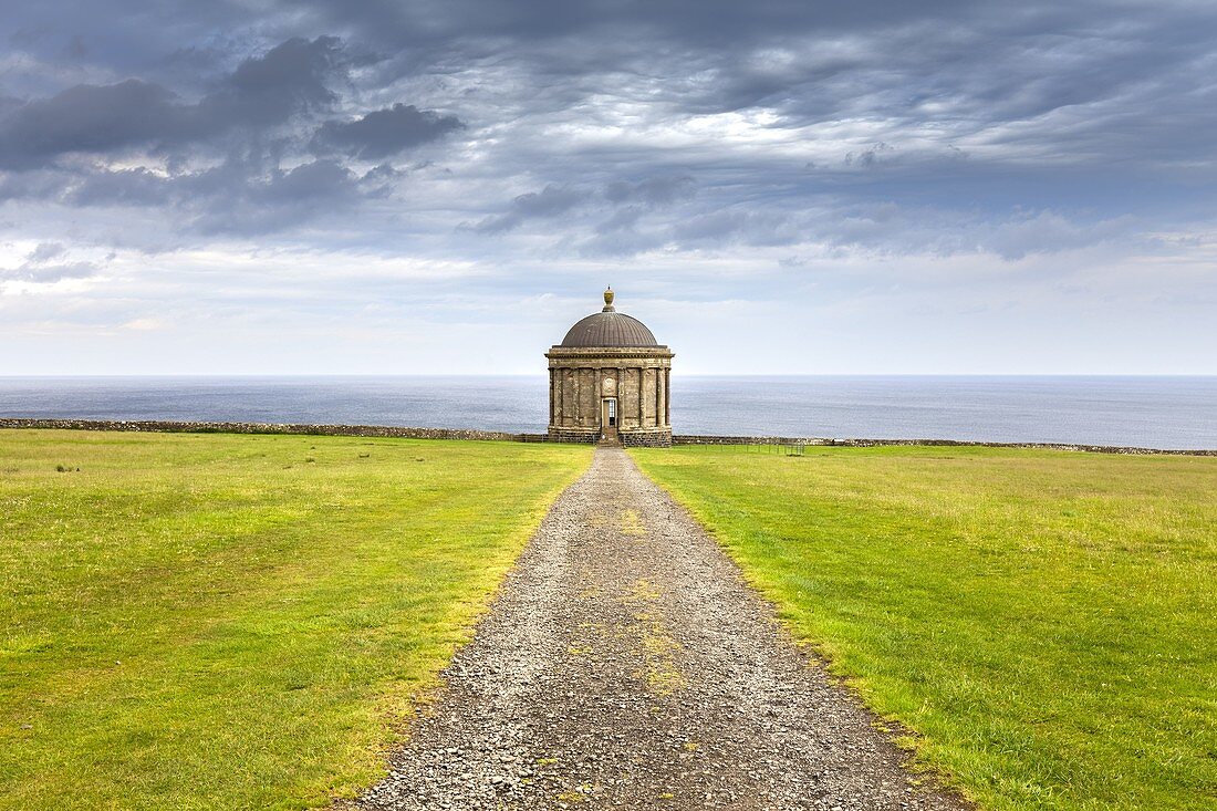 Blick auf den Mussenden-Tempel. Castlerock, Grafschaft Antrim, Region Ulster, Nordirland, Vereinigtes Königreich.