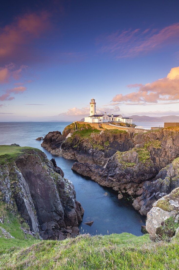 Ansicht des Fanad Head (Fánaid) Leuchtturms bei Sonnenuntergang, Grafschaft Donegal, Region Ulster, Irland, Europa.