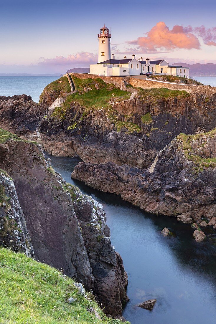 Ansicht des Fanad Head (Fánaid) Leuchtturms bei Sonnenuntergang, Grafschaft Donegal, Region Ulster, Irland, Europa.