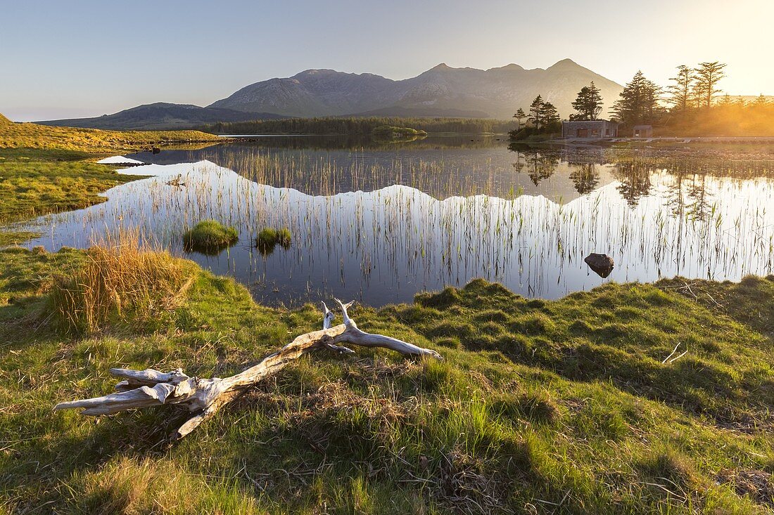 Sonnenuntergang am Lough Inagh See, Connemara Nationalpark, Grafschaft Galway, Provinz Connacht, Irland, Europa.