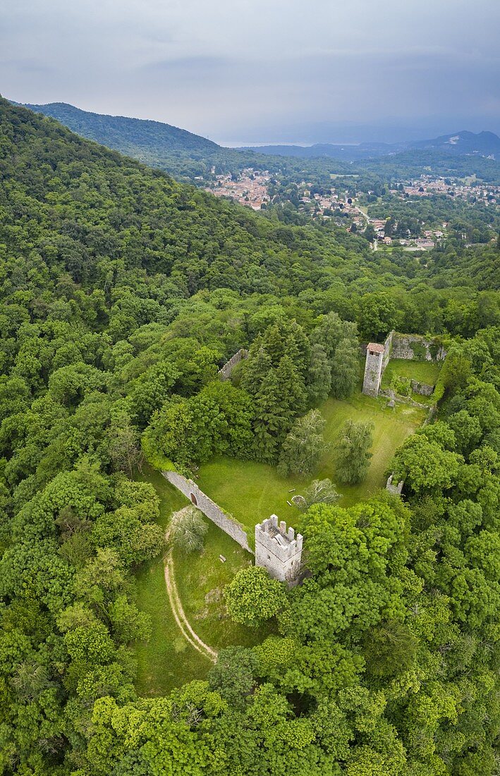 Luftaufnahme der alten mittelalterlichen Festung namens Rocca di Orino im Regionalpark Campo dei Fiori. Orino, Valcuvia, Bezirk Varese, Lombardei, Italien.