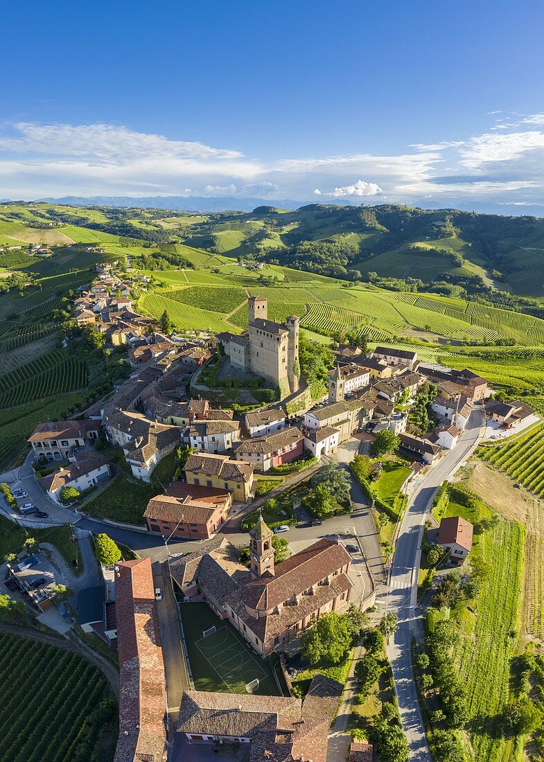Luftaufnahme der mittelalterlichen Stadt Serralunga d'Alba und ihrer Burg. Serralunga d'Alba, Langhe, Piemont, Italien, Europa.