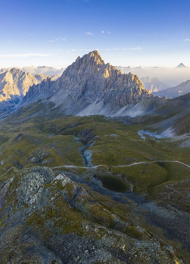 Luftaufnahme von Rocca la Meja bei Sonnenaufgang mit Colle d'Ancoccia von Becco Nero aus gesehen. Canosio, Valle Maira, Bezirk Cuneo, Piemont, Italien.